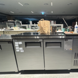 업소용 테이블 냉장고 2대, 냉동고 1대,