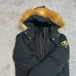 무스너클 골드 와펜 패딩