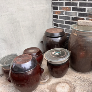 다양한 크기 항아리 모음