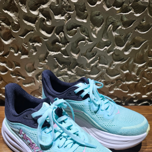 호카 vbu본디9 여성 러닝화 1번 착용 235