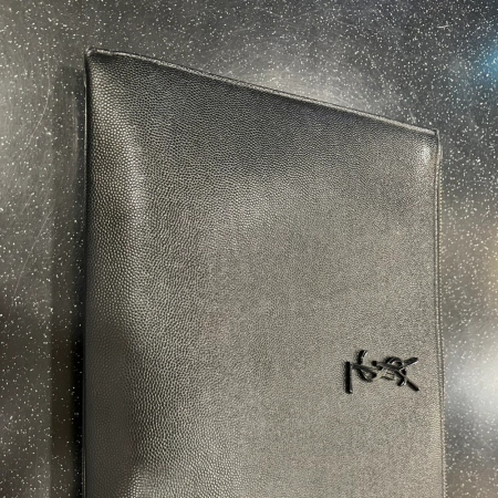 입생로랑 모노그램 미디엄 클러치 그레인 rgt레더.