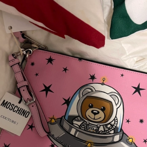 새상품 efe모스키노 테디베어 클러치