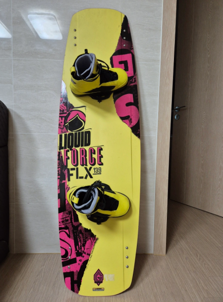 웨이크보드 리퀴드포스 왓슨 [ 보드바인딩헬멧 ] 셋트로 판매합니다.