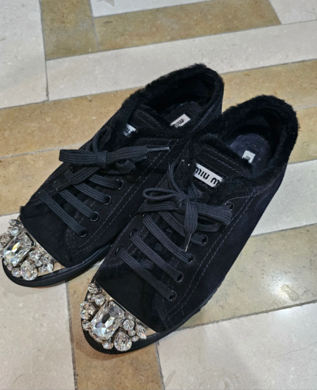 정품 미우미우 yy큐빅 털 스니커즈 235