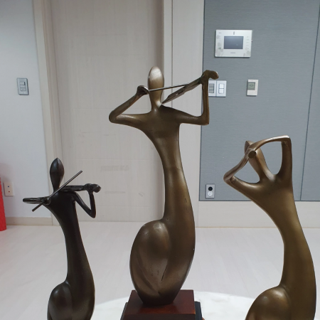 바이올린 연주 조각상