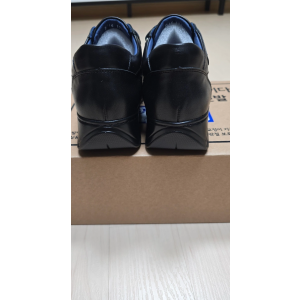 여성용 lu기능성 신발 판매합니다 .세 제품입니다.사이즈는 여성 225~250있습니다.