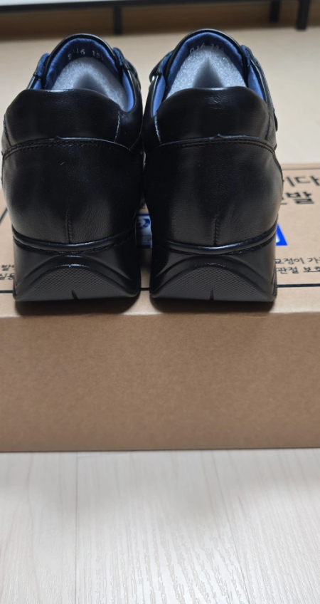 여성용 lu기능성 신발 판매합니다 .세 제품입니다.사이즈는 여성 225~250있습니다.