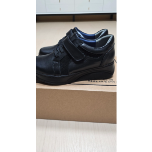 여성용 lu기능성 신발 판매합니다 .세 제품입니다.사이즈는 여성 225~250있습니다.