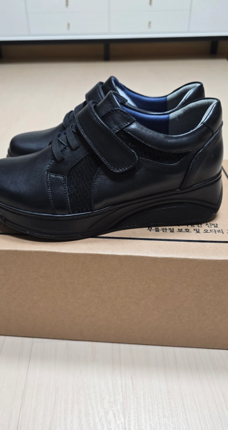 여성용 lu기능성 신발 판매합니다 .세 제품입니다.사이즈는 여성 225~250있습니다.