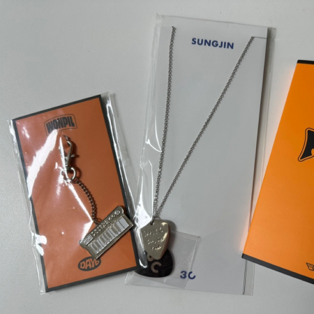 데이식스 엠디 판매합니다 성진 목걸이+기타피크  원필 피아노키링  팝업 엽서