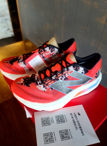 뉴발란스 FUELCELL SC 엘리트 V4 런던 에디션 러닝화 275