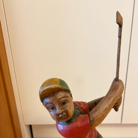 나무 골프 선수 조각상